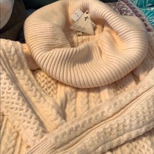 Cable-knit sweater with large turtleneck NWT